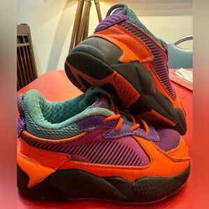 Retro 90’s toddler Pumas size 5